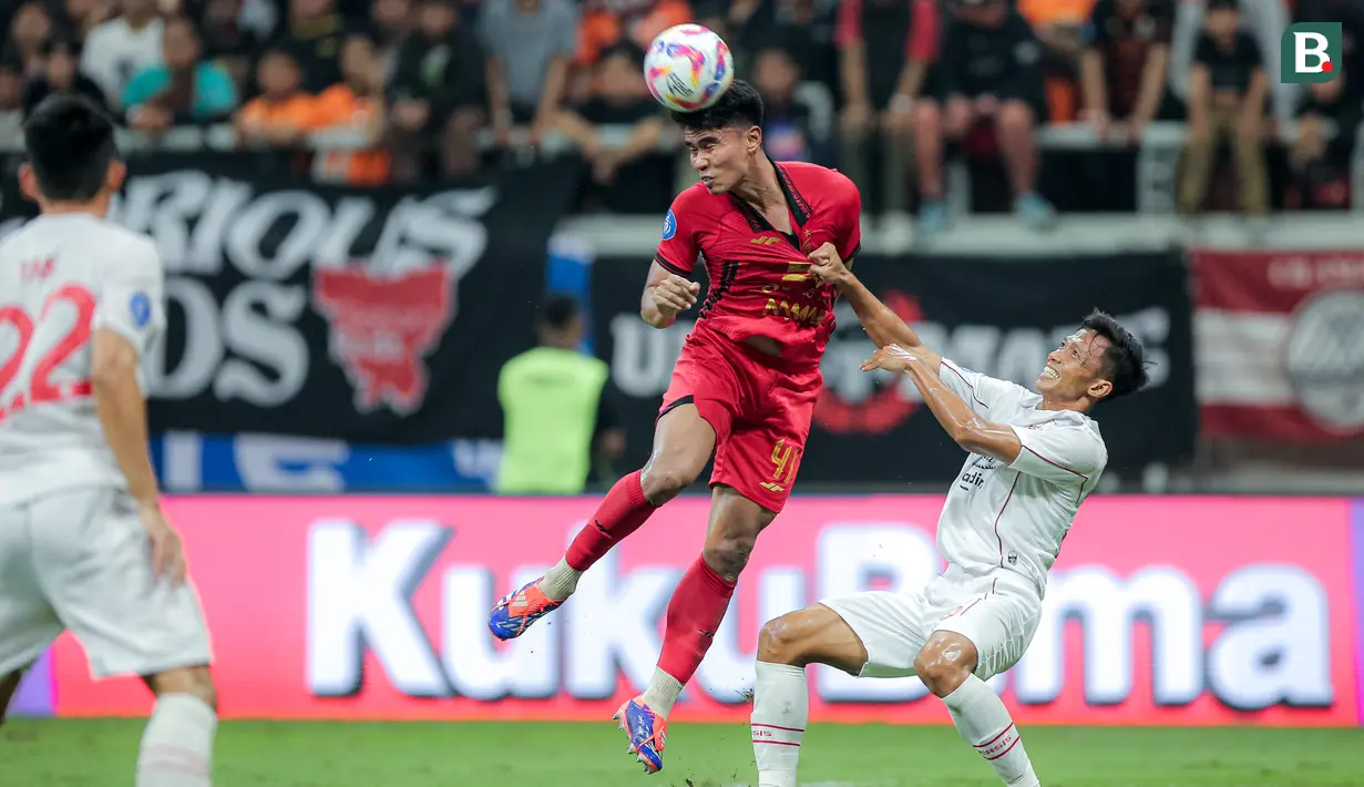 <p>Pemain Persija Jakarta, Muhammad Ferarri (kiri) berebut bola dengan pemain Persis Solo, Eky Taufik Febrianto pada laga lanjutan BRI Liga 1 2024/2025 di Jakarta International Stadium (JIS), Jakarta Utara, Sabtu (24/08/2024). (Bola.com/Bagaskara Lazuardi)</p>
