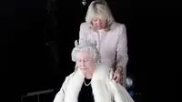Sosok Penata Mode Ratu Elizabeth II Iyang kut Hadir Saat Prosesi Pemakaman.&nbsp; foto: Instagram @crownchronicles