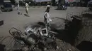 Setidaknya satu orang tewas di kota barat daya Quetta, dan puluhan lainnya terluka di berbagai penjuru negeri. (AP Photo/Muhammad Sajjad)