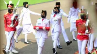 Pasukan Pengibar Bendera Pusaka (Paskibraka) membawa Bendera Merah Putih saat upacara peringatan HUT ke-76 RI di Istana Merdeka, Selasa (17/8/2021). (Foto:Muchlis Jr-Biro Pres Sekretariat Presiden)