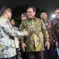 Ketua Umum PKB Muhaimin Iskandar (ketuga kiri) menyambut kedatangan Ketua Umum Gerindra Prabowo Subianto di DPP PKB, Jakarta, Senin (14/10/2019). Prabowo didampingi sejumlah petinggi Partai Gerindra antara lain Ahmad Muzani, Sufmi Dasco Ahmad, Edhy Prabowo, dan Sugiono. (Liputan6.com/Faizal Fanani)