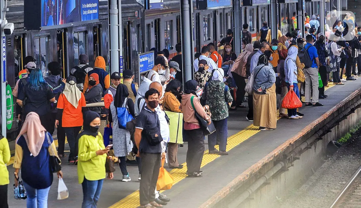 Penumpang menunggu keberangkatan di Stasiun Tanah Abang, Jakarta, Rabu (17/1/2023). Sepanjang Januari 2023 total pengguna KRL Commuterline Jabodetabek pada weekday adalah sebanyak 7.952.574 orang dengan rata-rata 795.257 orang per hari.  (Liputan6.com/Angga Yuniar)