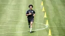 Pemain baru Bayern Munchen, Leroy Sane, melakukan sesi latihan di Munich, Selasa (14/7/2020). Mantan pemain Manchester City itu hanya berlatih ringan karena belum pulih 100 persen dari cedera lutut. (Matthias Balk/dpa via AP)