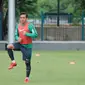 Pemain Timnas Indonesia U-23, Egy Maulana Vikry (kiri) dan Rachmat Irianto melakukan pemanasan jelang gim internal di Lapangan A Senayan, Jakarta, Minggu (21/1). Latihan Timnas Indonesia U-23 persiapan menuju Asian Games. (Liputan6.com/Helmi Fithriansyah)