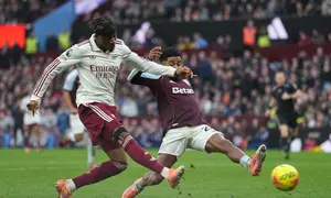 Pemain Arsenal Noni Madueke berebut bola dengan pemain Aston Villa Ian Maatsen dalam pertandingan Liga Inggris di Villa Park, Inggris, Sabtu, 6 Desember 2025. (AP Photo/Dave Shopland)