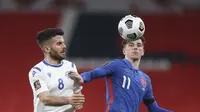 Gelandang Timnas Inggris, Mason Mount, berebut bola dengan gelandang San Marino, Enrico Golinucci, dalam pertandingan Kualifikasi Piala Dunia 2022 zona Eropa di Wembley, Jumat (26/3/2021) dini hari WIB. (CARL RECINE / POOL / AFP)