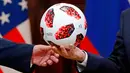 Presiden Rusia Vladimir Putin memberikan bola Piala Dunia 2018 kepada Presiden Amerika Serikat, Donald Trump selama konferensi pers bersama usai pertemuan mereka di Istana Presiden di Helsinki, Finlandia, Senin (16/7). (AP/Alexander Zemlianichenko)