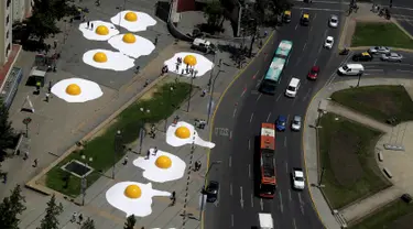 Telur ceplok raksasa berhamburan di jalanan Kota Santiago, Chile, 8 November 2016. Telur mata sapi raksasa ini merupakan bagian dari festival seni Hecho en Casa. (REUTERS / Pablo Sanhueza)