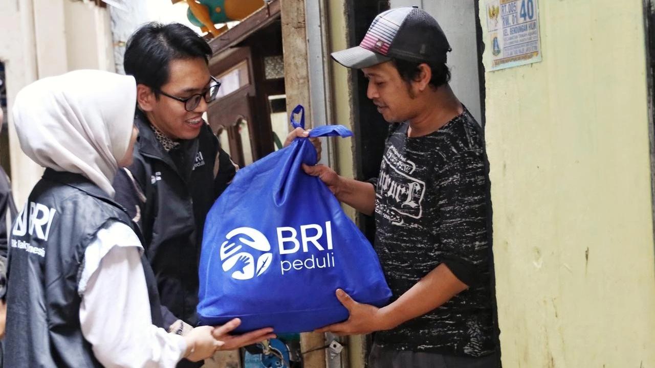 Program Berbagi Bahagia Bersama BRI. BRI salurkan bantuan sembako sebanyak 279 ribu paket kepada masyarakat.