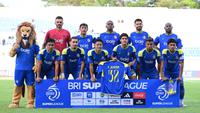 Sebelum pertandingan dimulai, saat sesi foto tim, para pemain Arema membawa sebuah jersey bertuliskan P. Oliveira dengan nomor punggung 32. (Bola.com/Iwan Setiawan)