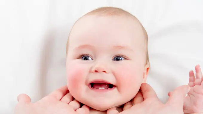 [Bintang] Ibu, Ini Langkah Memijat Wajah Bayi yang Benar