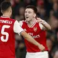 Striker Arsenal, Gabriel Martinelli (kiri) berselebrasi dengan rekannya Kieran Tierney usai mencetak gol ke gawang Vitoria de Guimaraes pada pertandingan lanjutan Grup F Liga Europa di Stadion Emirates, London (24/10/2019). Arsenal menang tipis atas Vitoria dengan skor 3-2. (AP Photo/Alastair Grant)