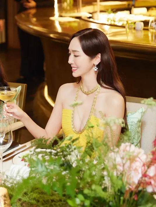 Saking cantiknya, perempuan yang dijuluki Ice Princess itu disebut bak Princess Belle dari film Disney Beauty and the Beast. Setuju nggak, Sahabat Fimela?