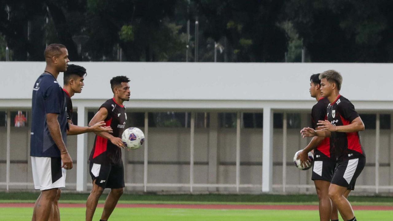 FOTO: Jelang Lawan Bahrain, Timnas Latihan di Stadion Madya Senayan