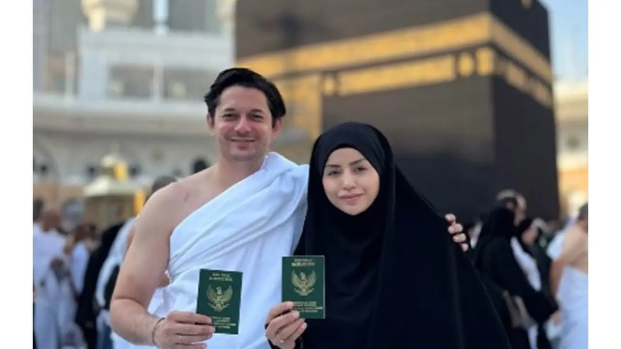 6 Potret Andrew Andika dan Violentina Kaif Umrah, Pamer Buku Nikah di Depan Ka'bah