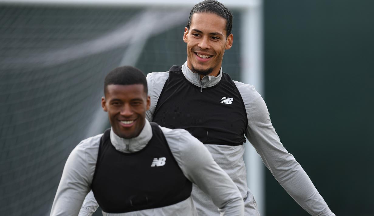 Keceriaan dua pemain asal Belanda Virgil van Dijk (kanan) dan Georginio Wijnaldum saat sesi latihan Liverpool di Melwood Training Ground, Liverpool, (3/4/2018). Liverpool akan menjamu Manchester City pada leg pertama Liga Champions. (AFP/Paul Ellis)
