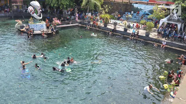 Sensasi Swafoto Dalam Air di Kolam Renang Umbol Ponggok
