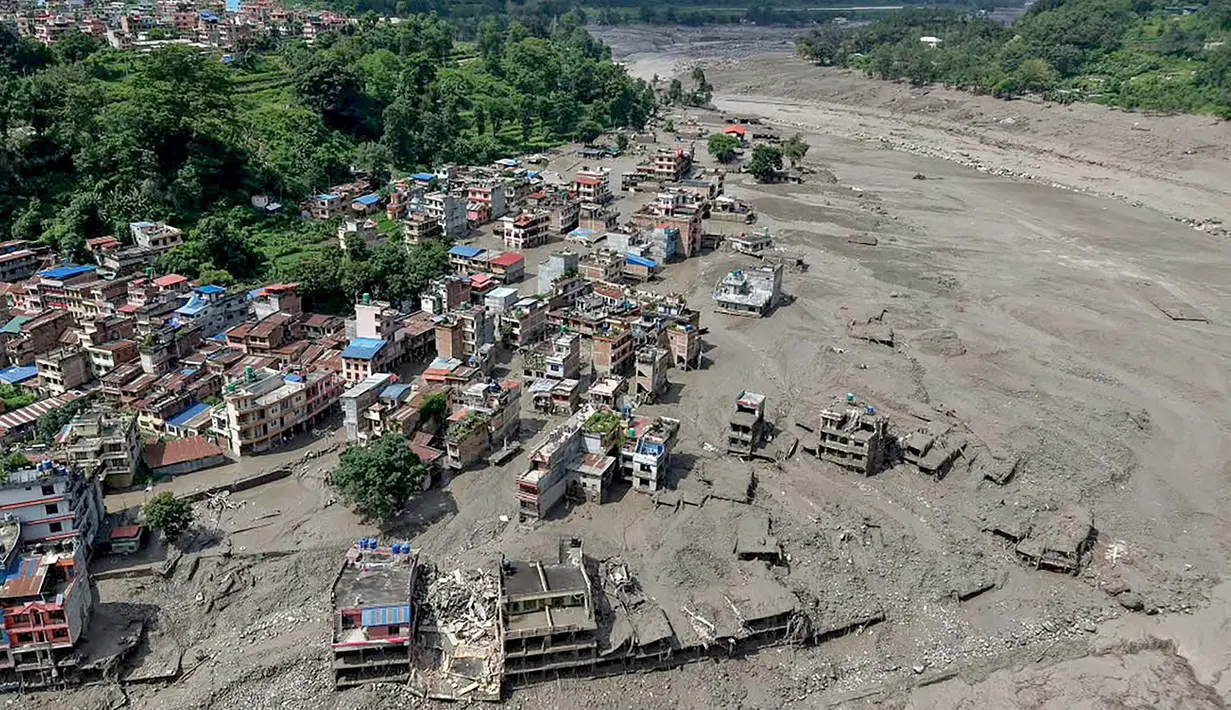 Sejumlah rumah tampak terendam berlumpur di tepi sungai setelah banjir bandang melanda Trishuli Bazar di distrik Nuwakot, Nepal, Rabu, 26 Agustus 2026. (AFP/ Prabin Ranabhat)