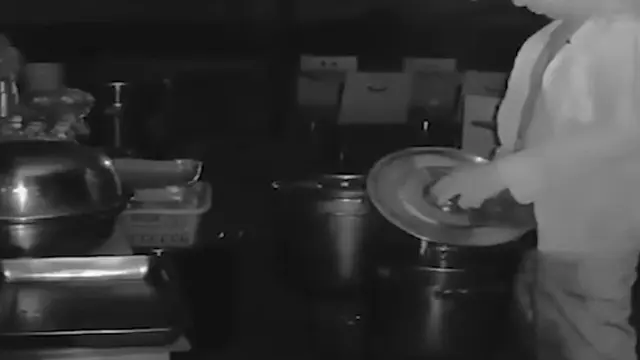 Seorang pria melakukan hal menjijikkan dengan mengencingi masakan di sebuah restoran. 