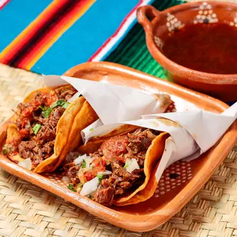 Resep birria tacos dengan daging empuk berbumbu rempah dan kuah gurih yang kaya rasa, cocok dinikmati dengan cara dicelup sebelum disantap. (Foto/Dok: Pexels)