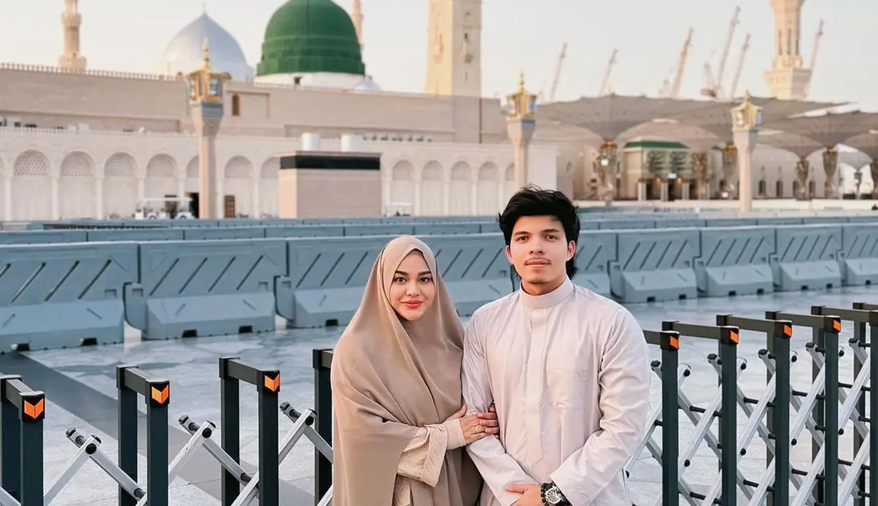 Atta Halilintar dan Aurel Hermansyah merupakan salah satu pasutri yang berkesempatan melaksanakan ibadah Haji tahun ini. [Foto: Instagram/attahalilintar]