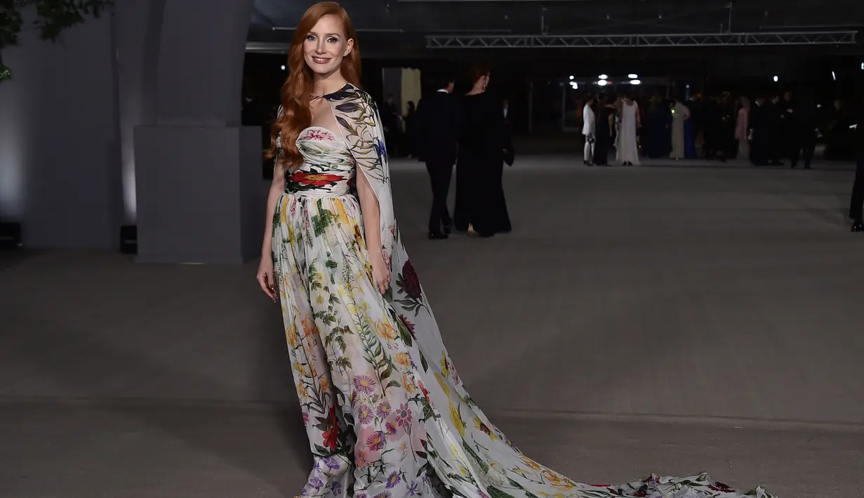 Jessica Chastain saat tiba di acara tahunan kedua Academy Museum di Academy Museum of Motion Pictures di Los Angeles, Amerika Serikat, Sabtu (15/10/2022). Kakinya yang kencang mengintip melalui dua celah setinggi paha dalam nomor yang menghentikan pertunjukan saat dia berjalan di karpet merah. (Jordan Strauss/Invision/AP)