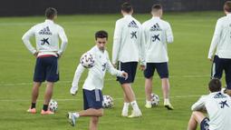 Bek Spanyol Jesus Navas mengontrol bola saat mengikuti sesi latihan tim di stadion Ramon de Carranza di Cadiz (14/11/2019). Spanyol akan bertanding melawan Malta pada Grup F Kualifikasi Piala Eropa 2020. (AFP Photo/Cristina Quicler)