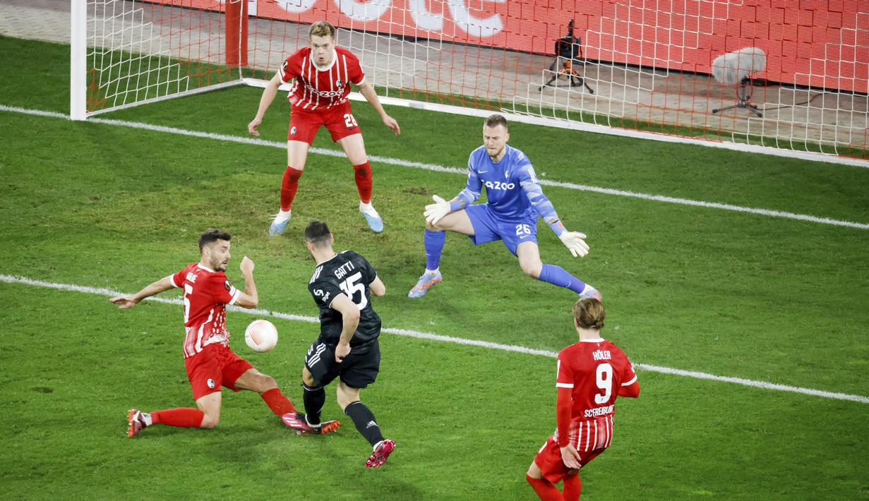 Pemain Juventus, Federico Gatti, berusaha mencetak gol ke gawang Freiburg pada babak 16 besar leg kedua di Stadion Europa-Park, Jumat (17/3/2023). Juventus juga memastikan langkah ke babak perempat final Liga Europa. (Tom Weller/dpa via AP)