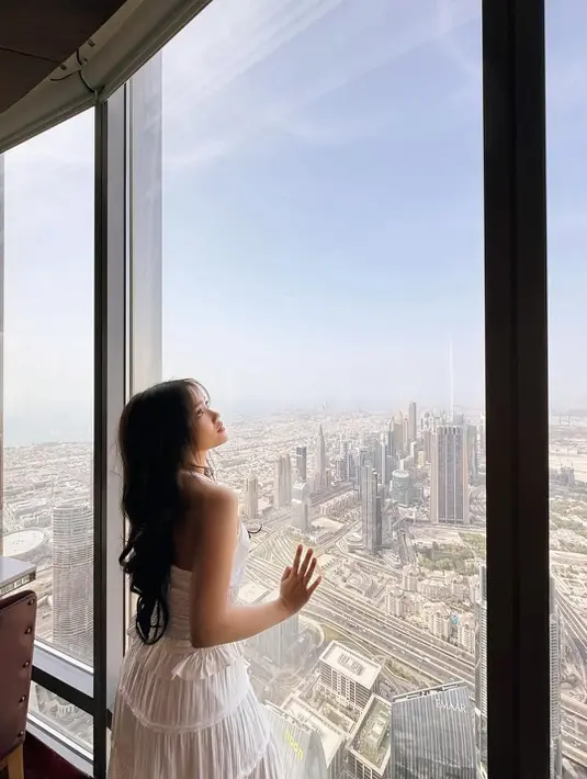 Rambut panjangnya digerai dengan styling curly yang jadi andalan. Lengkap dengan curtain bang dibelah tengah [@fuji_an]