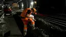 Seorang pekerja mendata saat pembuatan terowongan dan jalur baru kereta api antara Stasiun Charles de Gaulle-Etoile dan Auber, Paris (28/7/2015). Stasiun Charles de Gaulle-Etoile dibuka pada tanggal 1 September 1900. (AFP/KENZO TRIBOUILLARD)