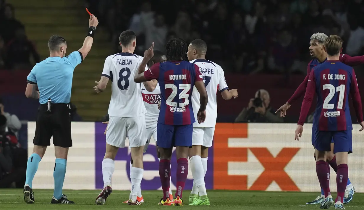 Wasit Istvan Kovacs memberikan kartu merah kepada pemain Barcelona, Ronald Araujo, saat melawan Paris Saint-Germain pada duel leg kedua perempat final Liga Champions 2023/2024 Stadion Olimpic Lluis Companys, Rabu (17/4/2024). Kartu merah yang menimpa Xavi dan Ronald Araujo menjadi petaka bagi Barca. (AP Photo/Emilio Morenatti)