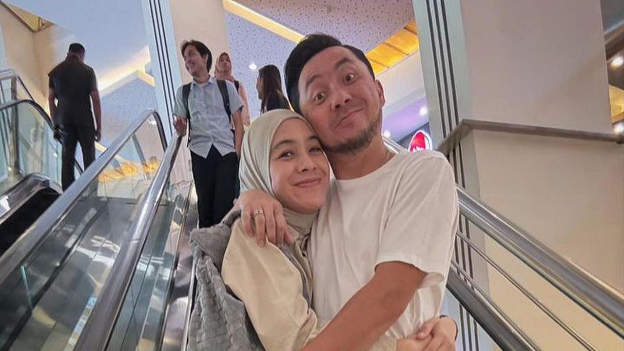 Ada juga dari netizen yang langsung menautkan akun Instagram Desta.<br>
