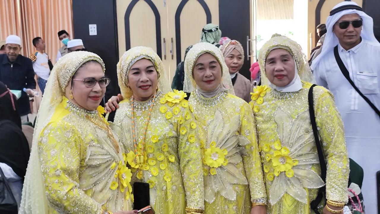 Reaksi Bupati Gowa Banyak Jemaah Haji Berpakaian 'Nyentrik' Usai Tiba dari Tanah Suci