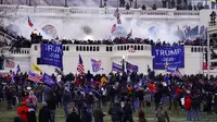 Massa pendukung Presiden Amerika Serikat Donald Trump menyerbu Capitol Hill di Washington, Amerika Serikat, Rabu (6/1/2021). Kericuhan mengakibatkan seorang wanita tewas di ditembak di dalam Capitol. (AP Photo/John Minchillo)