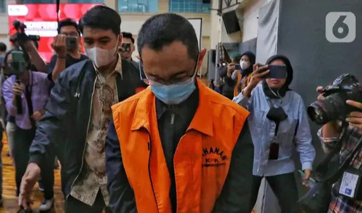 Andhi Pramono adalah eks kepala Bea Cukai Makassar yang terlibat kasus tindak pidana pencucian uang (TPPU) dan gratifikasi senilai Rp 28 miliar.