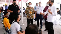 Presiden Joko Widodo (Jokowi) meninjau pelaksanaan vaksinasi Covid-19 massal di Terminal Bus Kampung Rambutan, Jakarta, Kamis (10/6/2021).