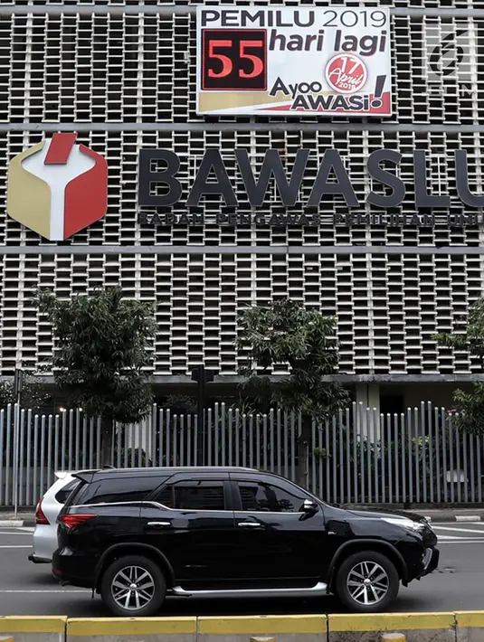 Mobil melintasi layar hitung mundur Pemilu 2019 yang terpampang di Gedung Bawaslu, Jakarta, Kamis (21/2). Layar dipasang untuk mengajak masyarakat ikut serta dalam Pemilu 2019. (Merdeka.com/Iqbal Nugroho)