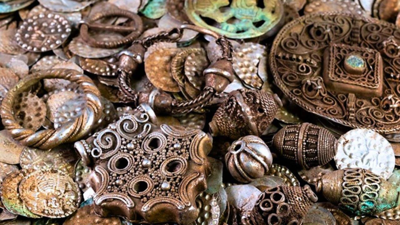 Niat Cari Cacing Buat Umpan, Nelayan Malah Temukan Panci Berisi 20.000 Koin Perak Langka