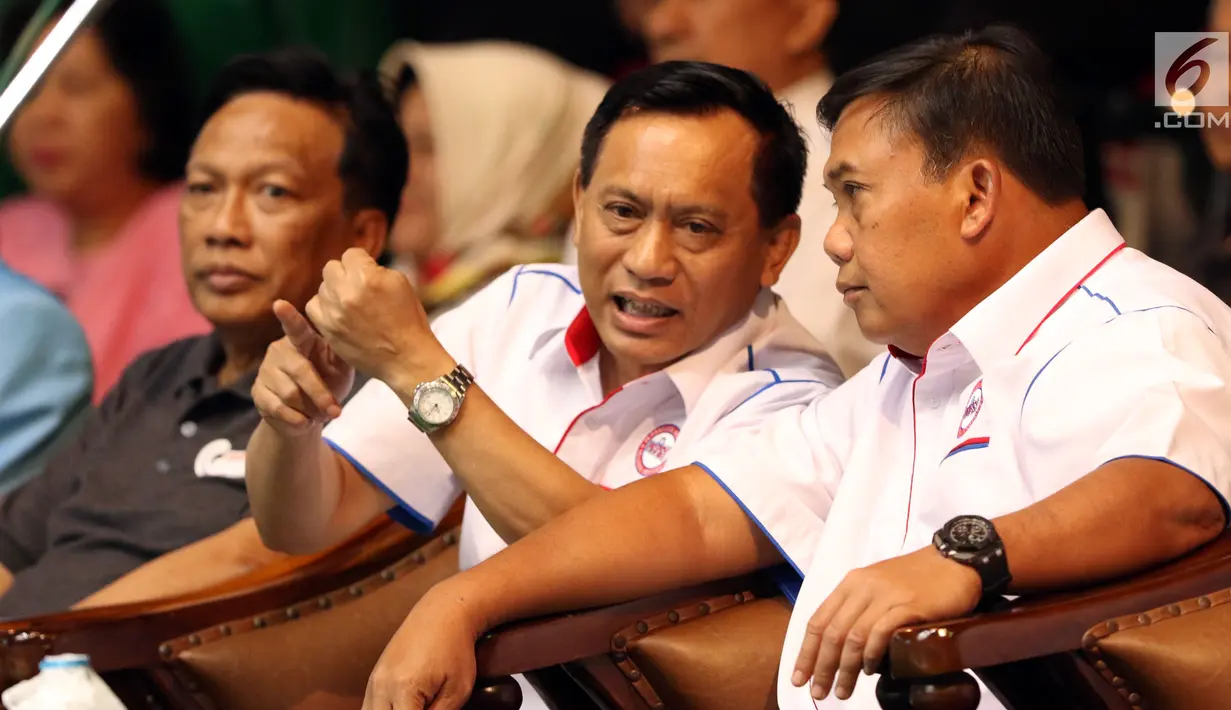 Ketua PBVSI, Imam Sudjarwo (tengah) berbincang dengan Irwasum Polri, Komjen Pol Dwi Priyatno jelang pembukaan Kejuaraan Voli Putra Asia 2017 ke-16 di GOR Tri Dharma, Gresik, Senin (24/7). Ajang ini diikuti 16 negara. (Liputan6.com/Helmi Fithriansyah)