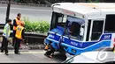 Tidak ada korban yang meninggal dalam kecelakaan tersebut. Hanya saja kondisi depan bus rusak parah , Jakarta, Minggu (27/7/2014) (Liputan6.com/Faizal Fanani)