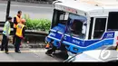Tidak ada korban yang meninggal dalam kecelakaan tersebut. Hanya saja kondisi depan bus rusak parah , Jakarta, Minggu (27/7/2014) (Liputan6.com/Faizal Fanani)