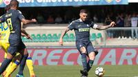 Penyerang Inter Milan, Mauro Icardi (kanan) mulai ragu dengan masa depannya. (Filippo Venezia/ANSA via AP)