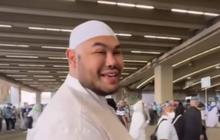 7 Potret Ivan Gunawan Jalan Kaki Menuju Jamarat untuk Lempar Jumrah, Langsung Diserbu Emak-Emak Jemaah Haji Indonesia Minta Foto Bareng