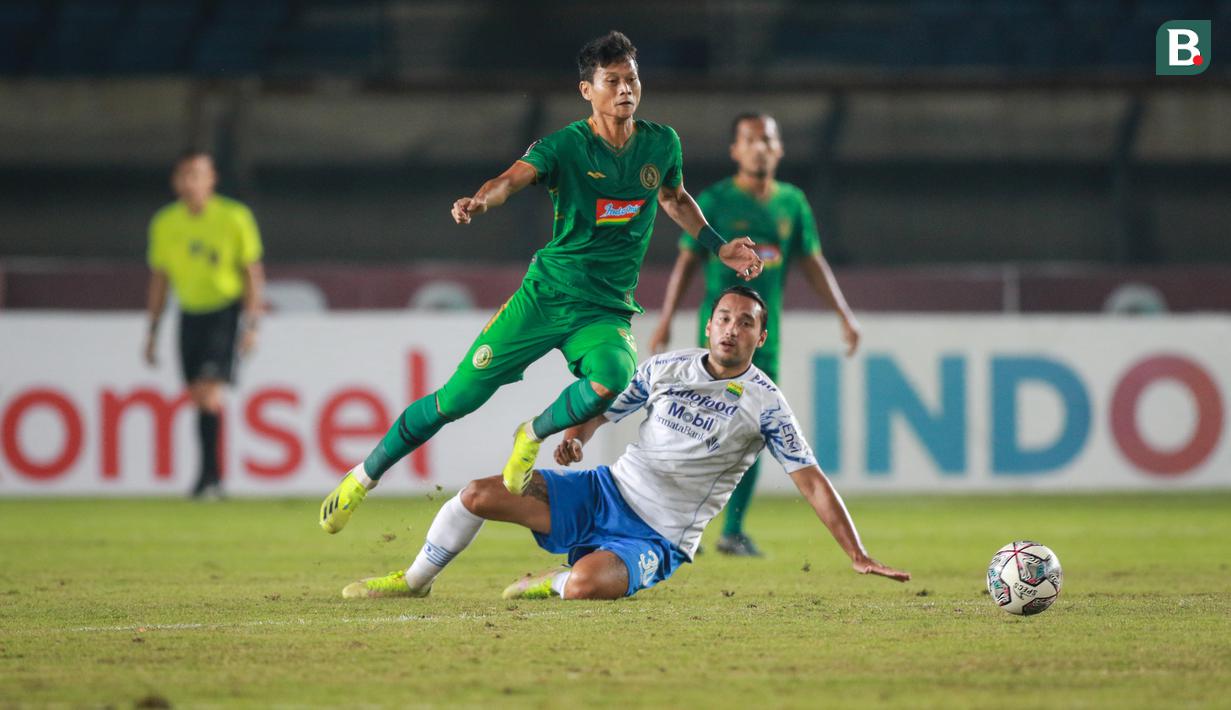 Sayangnya, pemain naturalisasi Indonesia tersebut gagal memberikan ancaman yang berarti ke gawang lawan. Ezra juga beberapa kali kerap kesusahan menembus pertahanan PSS Sleman yang solid. (Bola.com/Bagaskara Lazuardi)