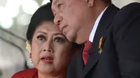 Presiden ke-6 RI Susilo Bambang Yudhoyono (SBY) bersama istri, Ani Yudhoyono memegang padi yang baru saja dipanen saat kunjungan di Karawang, Jawa Barat, 16 April 2013. (AFP PHOTO/PRESIDENSBY)