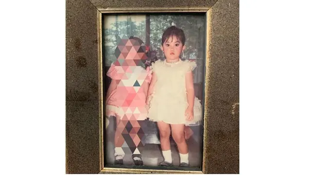 Begini potret Eva Anindita saat masih kecil, riasan yang tebal dan pose tanpa senyum itu membuatnya terlihat judes.