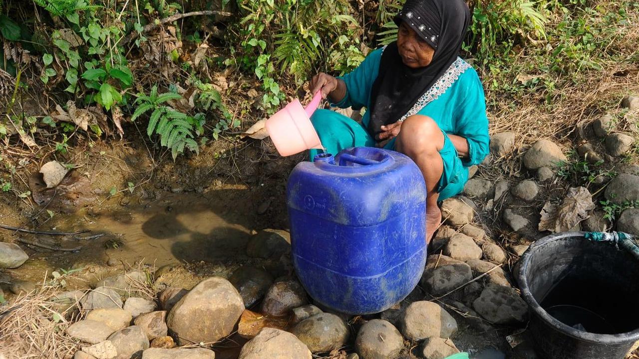 Sejumlah warga di Bogor merasakan dampak dari musim kemarau yang mulai mengeringkan aliran sungai dan sumber air di wilayah tempat tinggalnya di Kampung Rawa Bogo Kaler, Weninggalih, Bogor, Senin (21/08/2023).
