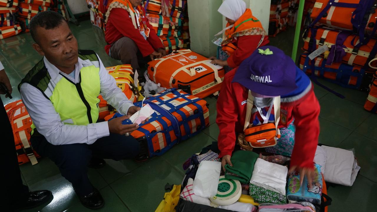 Calhaj Biongkar Koper Berisi Power Bank