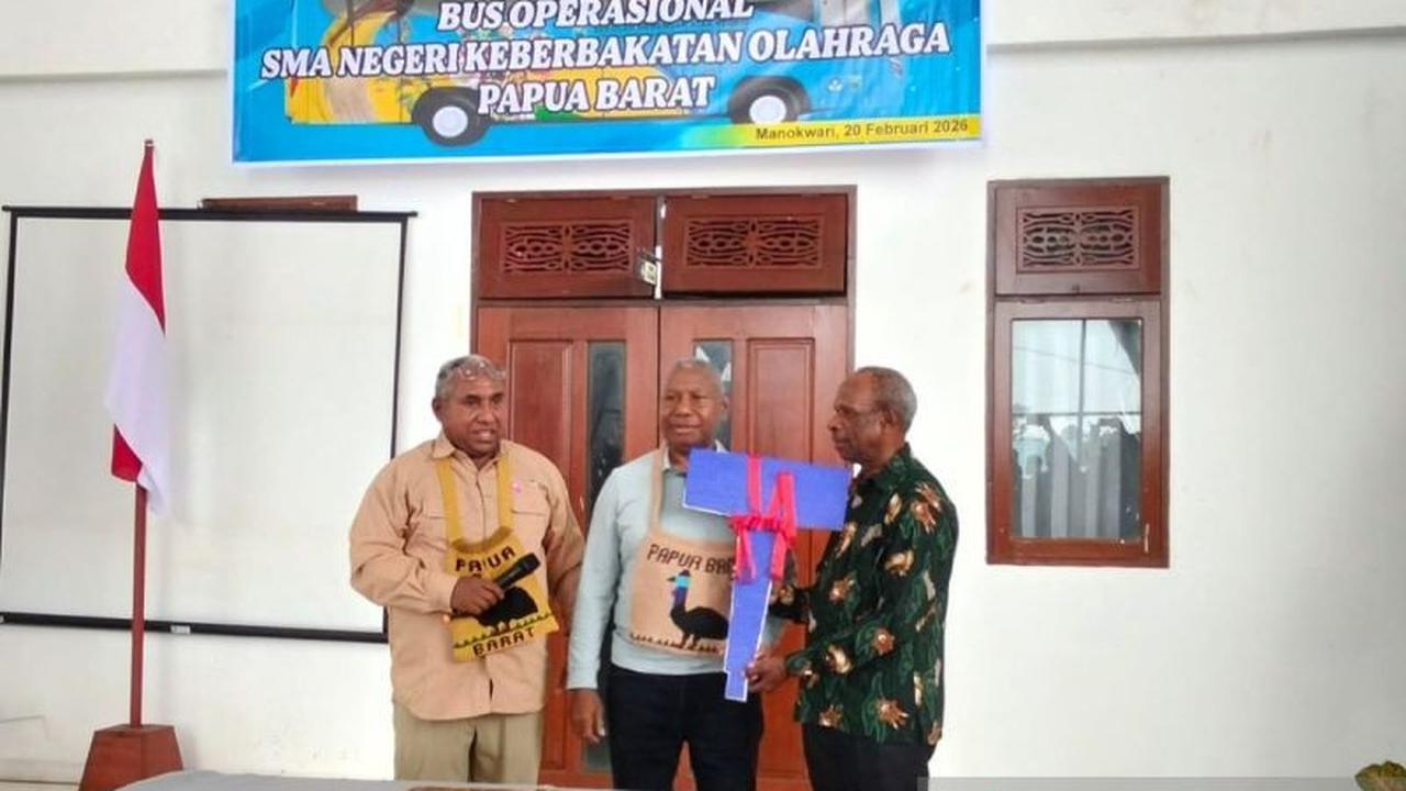 Gubernur Papua Barat Serahkan Bantuan Bus Sekolah Miliaran Rupiah untuk SMAN Keberbakatan Olahraga