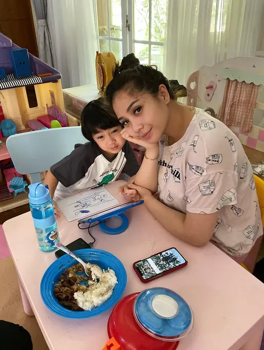 “ ‘Sebenernya, Aa tuh mau diajak syuting tapi kalau di-prank Aa nggak suka, kesel. Makanya Aa suka marah-marah, Aa sebenarnya nggak mau marah-marah mba Lala,’ gitu sampai memelas,” ujar Lala menjelaskan. (Instagram/raffinagita1717)